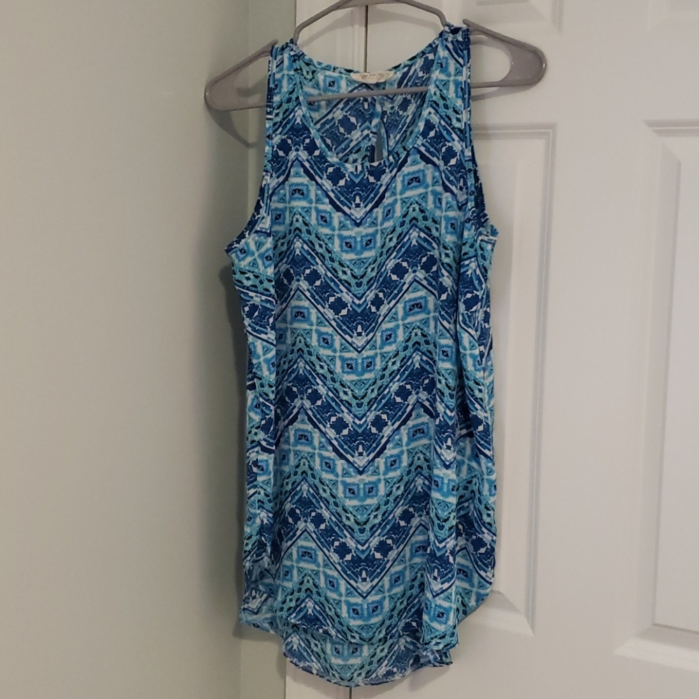 Tank with small keyhole back